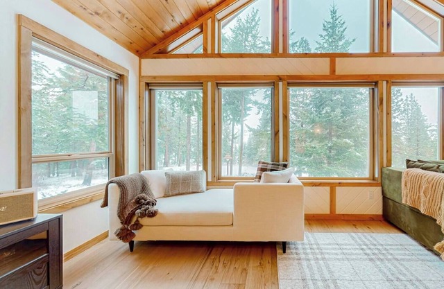 Hidden Escape! A Cabin Retreat with Saltwater Hot Tub Surrounded by Nature!