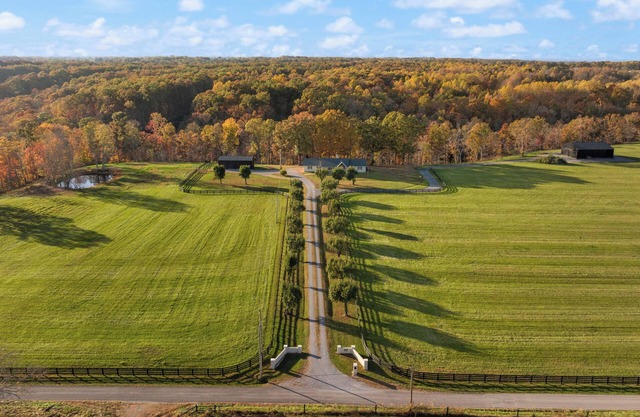 Hidden Falls Farm – Sleeps 14, Modern Retreat with Crafting & Quilting Studio