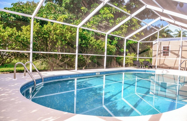 Hidden Gem in Ft. Myers w/Heated Pool. Perfect for Family Getaway. Pet-friendly