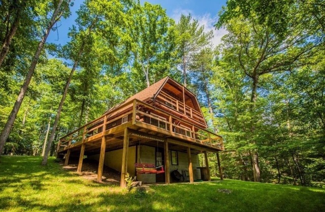 Hidden Gem in the woods with hot tub