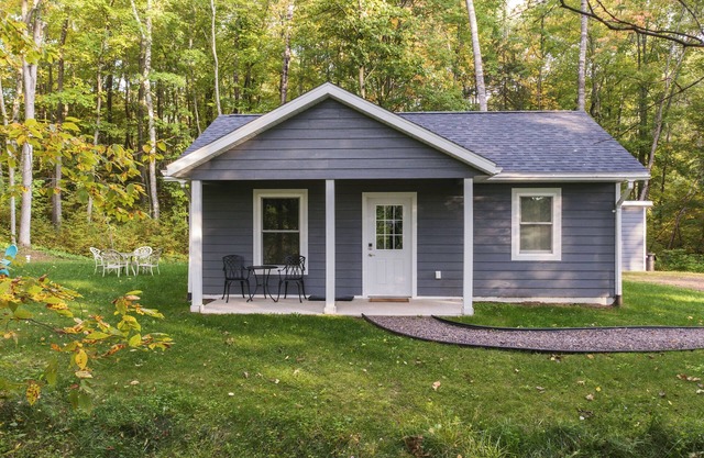 "Hidden Oasis" Cozy 2BR Cabin in the Woods