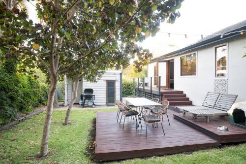 Higgins Hideaway - Central Cottage with Garden Oasis