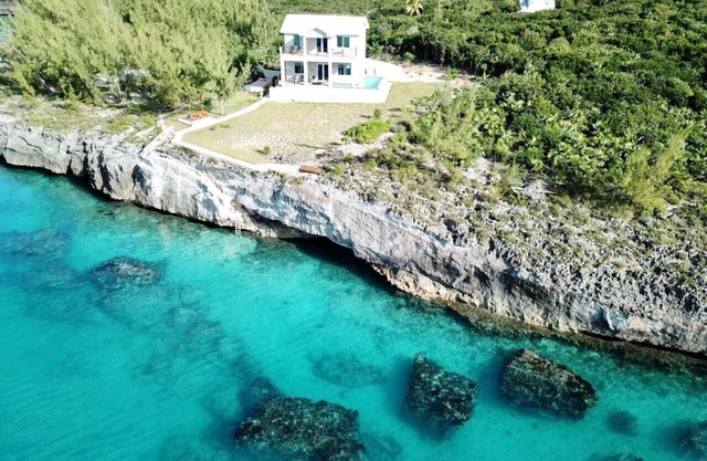 High-End Home- Top location-Large Pool, Generator, Snorkel-Cliff Jump-Kayak-SUP!