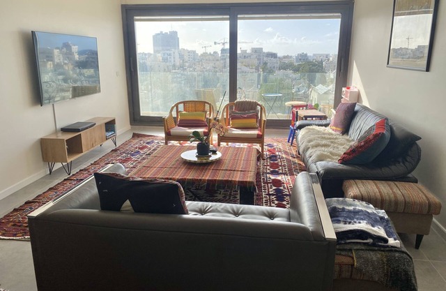High end three bedroom apartment 8th floor with sea view, pool, parking!