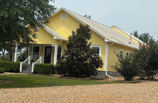 High Point 1912 Charming Farmhouse in Red Rock on six acres with 2 zone AC, WiFi
