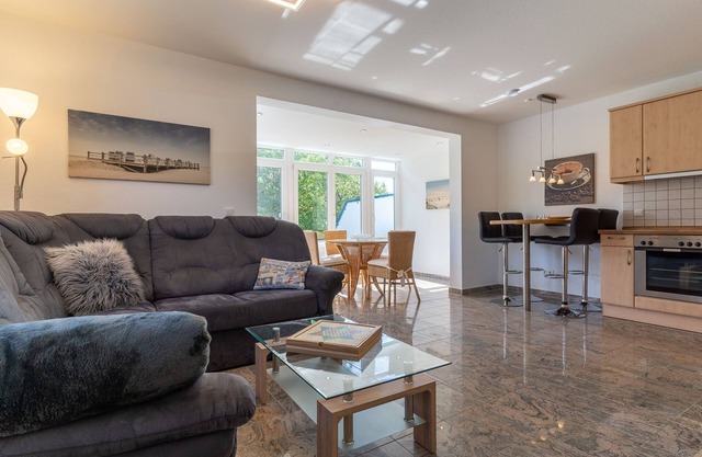 High-quality 3-room ground floor apartment directly on the dike with terrace for 4 pers.