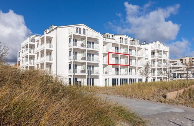 High-quality 3-room apartment in the first row with magnificent sea views -