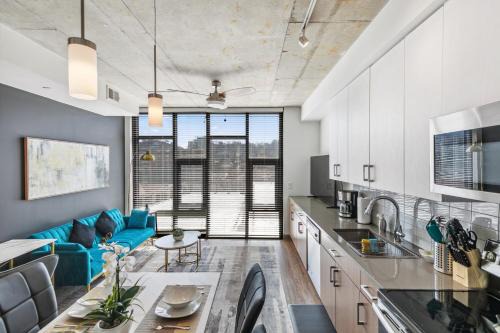 High-Rise Living Sleek n Cozy Minutes from UAB