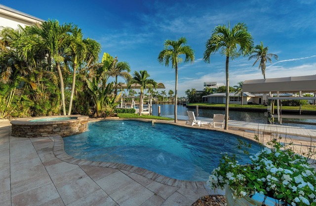 🌊🌴High Tide Hideaway | Canal-Front | Private Pool | Tiki Hut | Pet Friendly🐾