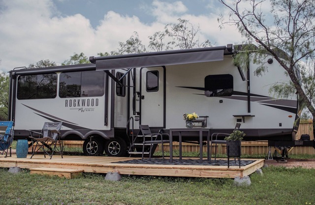 Hill Country Escape/45 minutes from downtown Austin 1 King 1 Queen Bed Full Kitc
