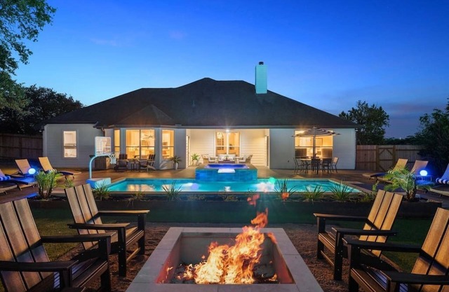 *Hill Country Hideaway/Pool/Spa/Firepit/Sleeps20*