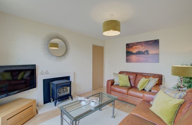 Hill Crest - Three Bedroom House, Sleeps 4