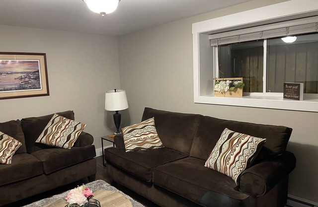 Hill Side Suites - Beautiful bright Apt 10 mins from airport!