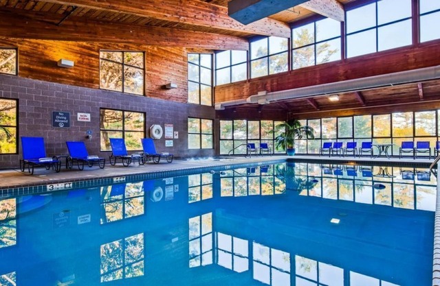 Hillside 2 Queens Unit, Pool, Ocean View, Minutes To Oregon Coast Aquarium!