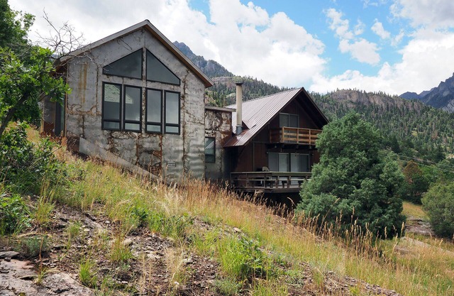 Hillside Haven: Extended-Stay Cabin with Stunning Ouray Views