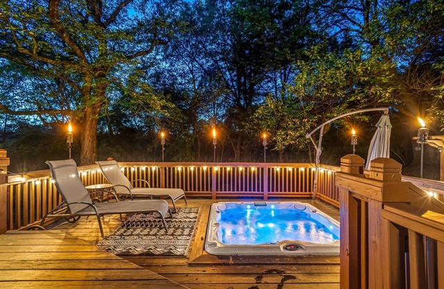 Hillside Hot Tub Hideaway! King Bed/Fire Pit