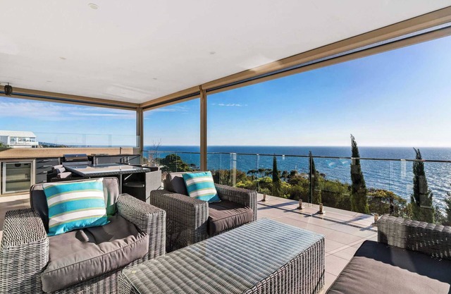 Hillside Luxe | Spa & Bay Views