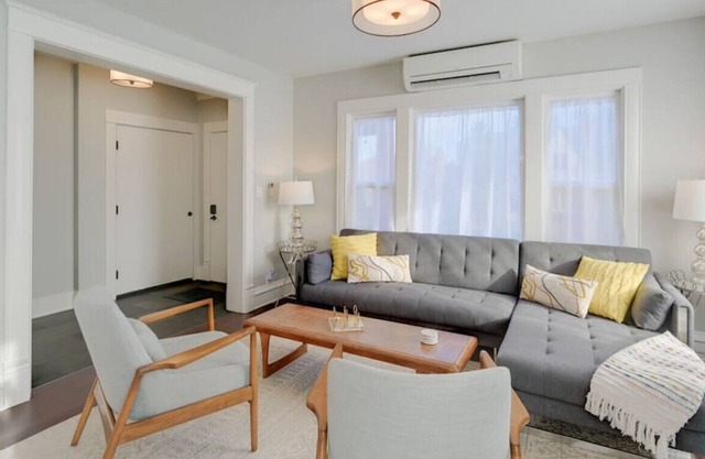 ♛Hillside Magnolia Retreat♛~ Downtown Location ~
