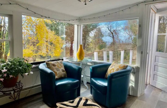 Hilltop Harborview Tucked in a Private Enclave Just 2 Blocks above Town, Hot-tub