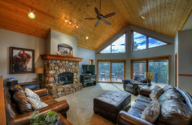 Hilltop Haven, Paved Roads, Hot Tub, Deadwood