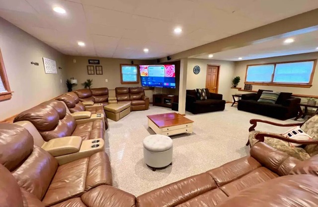 HillTop Manor-Spacious 6BR+PS5+FirePit+Pool Table