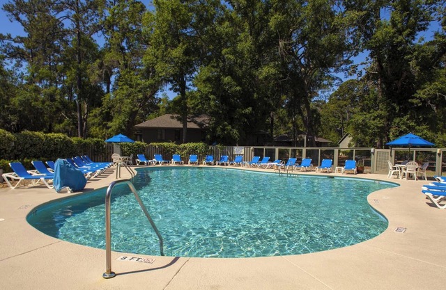 Hilton Head 2BR w/Bikes, Pool Access + Steps from Coastal Exploration