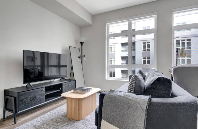 Hip Oakland Studio w/Gym, Pool & AC, 2 min walk to Target, by Blueground