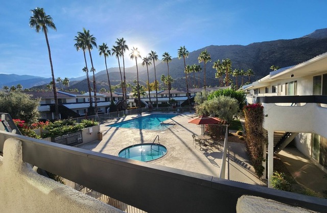 Hip Palm Springs Condo minutes from Downtown, Casino, Hiking Trails, and more!
