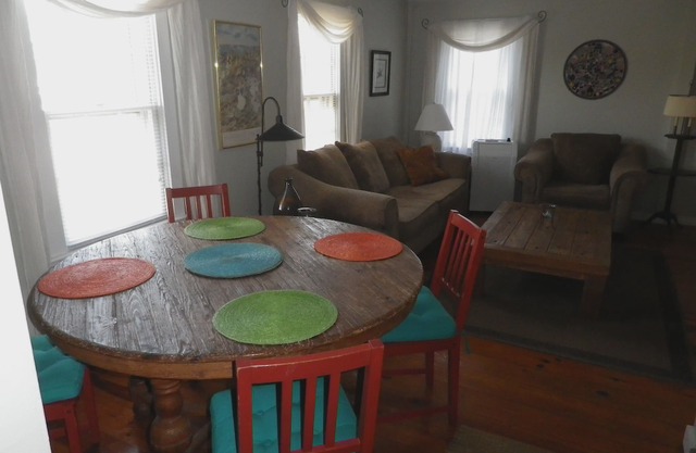 Historic 2 Bedroom (Sleeps 6) Tastefully Decorated, ~AC~apartment
