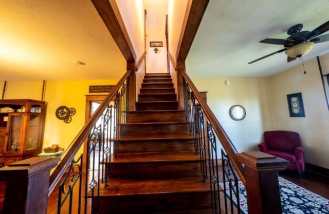 Historic 6-bedroom Country farmhouse AC, WiFi in rural Francesville