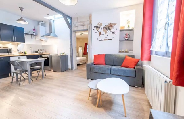 Historic center of Amboise, renovated apartment with private parking