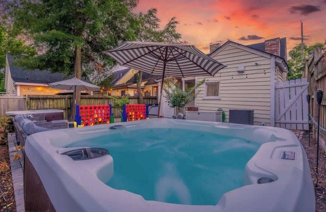 Historic District + Hot Tub + Walk to Forsyth Park
