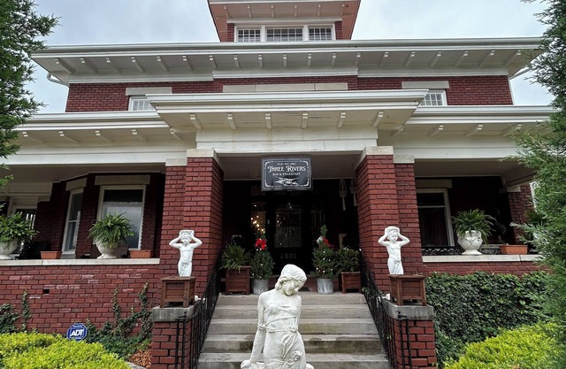 Historic Farmer Mansion in the heart of Muskogee with 5 bedrooms and WiFi, AC.