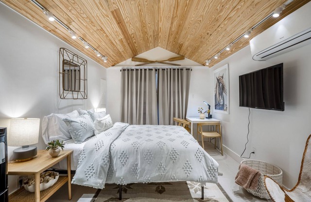Historic Heights Rustic Urban Tiny Cabin