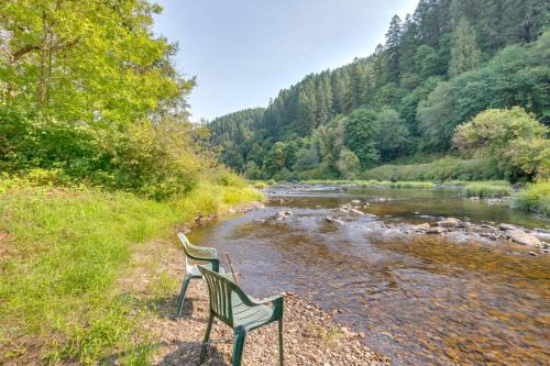 Historic Mapleton Cottage with River Views and Hot Tub