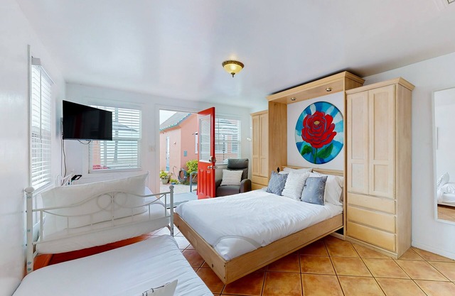 Historic oceanfront studio with direct beach access, alfresco dining, & smart TV