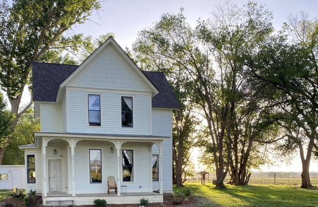 Historic Spring Creek Farmhouse-Pet Friendly!