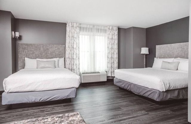Historic Stay with Balcony and Firepits Near Beach & Theatre l 2 Relaxing Rooms