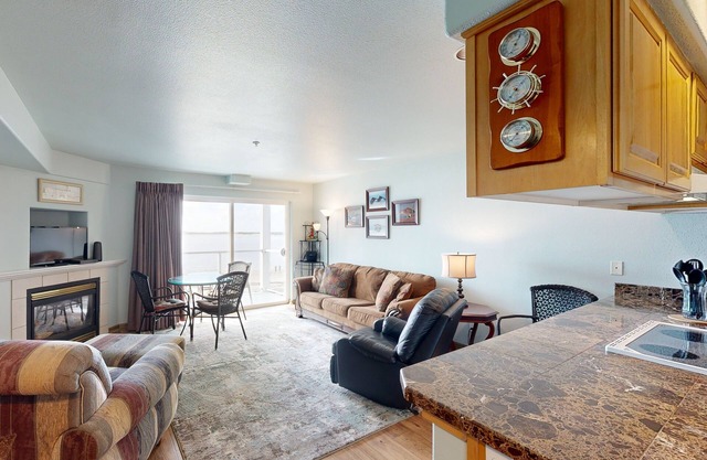 Historic Taft District condo with dazzling bay views, fireplace & washer/dryer