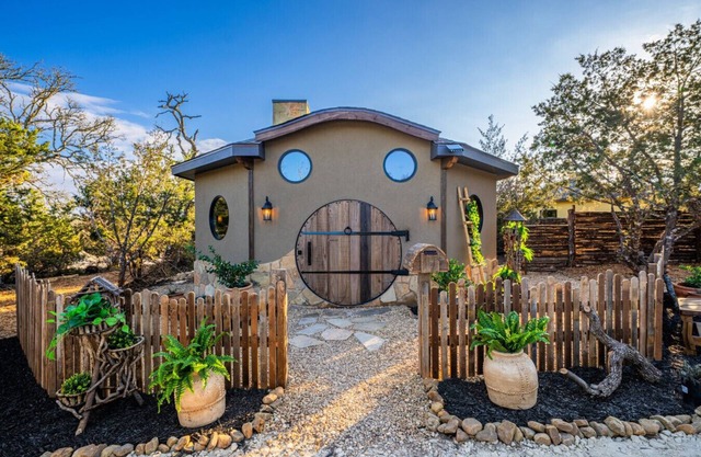 Hobbit House - Hot Tub - BBQ - Wifi - Fredericksburg