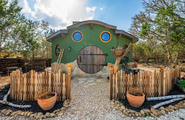 Hobbit House-HotTub-BBQ-Stars-Fredericksburg-Wild