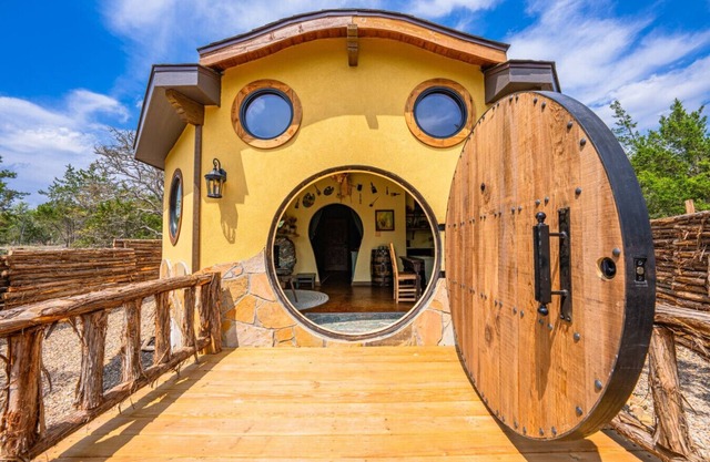 Hobbit House* Hot Tub* BBQ* EV* Fredericksburg