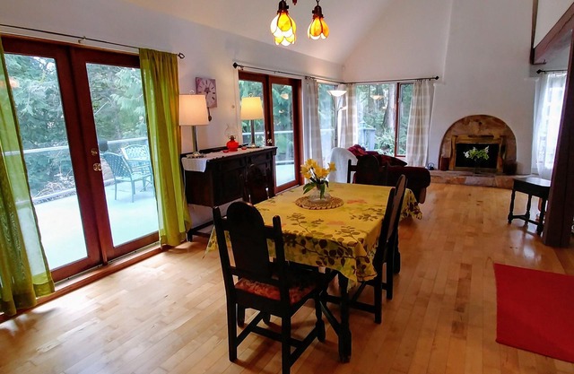 Hobos Pond Cottage. A pet friendly place on the gorgeous Englishman River.