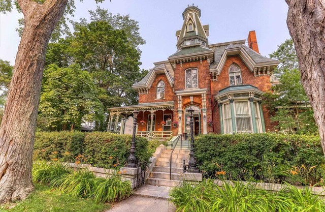 Hochelaga Inn