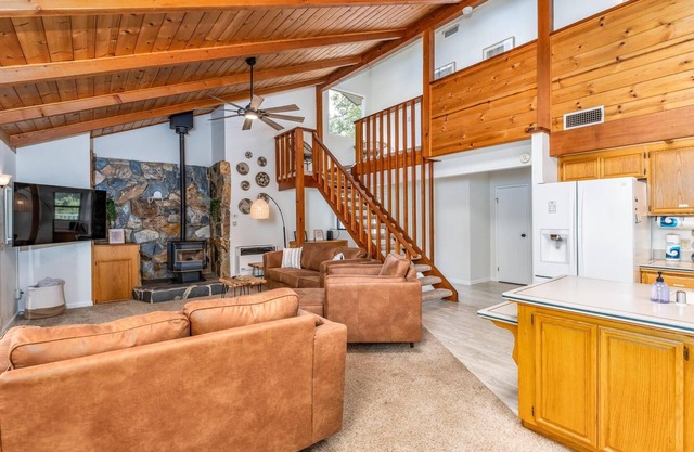 Hodges Hill Hideout w/pool, spa, BBQ - Dog Friendly!