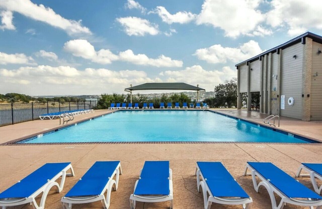 `Hogan Hideaway` Lake, Pool, Golf course, Gym!