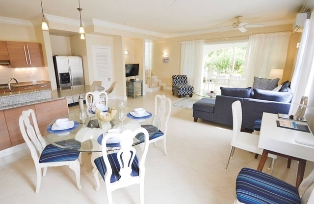 Holetown Hideaway with pool and beach access