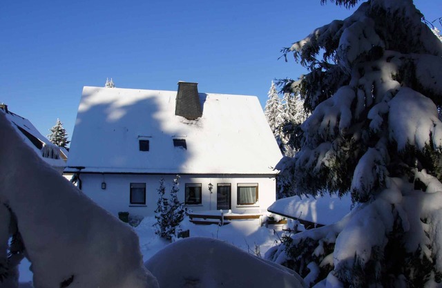 Holiday apartment baby crib and high chair in Winterberg-Altastenberg