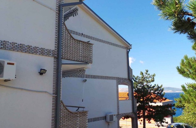 Holiday apartment with balcony and sea view 150 m from the beach