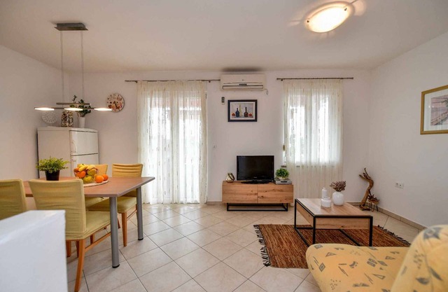 Holiday apartment mit Terrasse und Meerblick